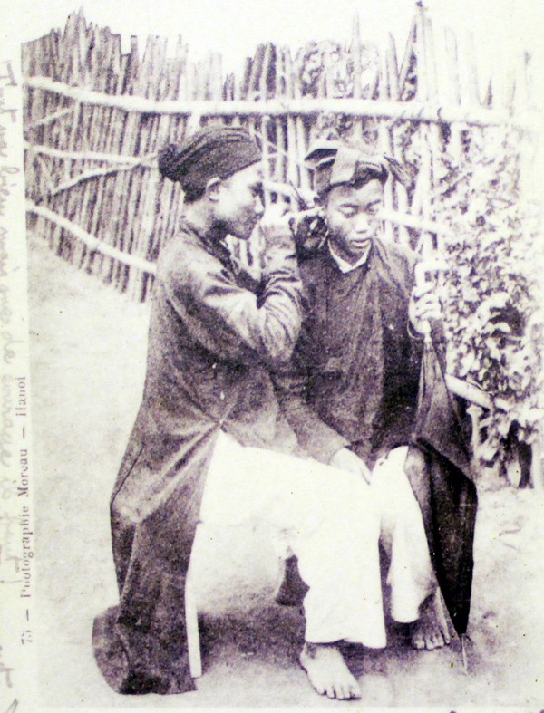 Nghề lấy ráy tai trên phố từng rất thịnh hành tại Hà Nội và nhiều tỉnh phía bắc vào cuối thế kỷ 19 và đầu thế kỷ 20.